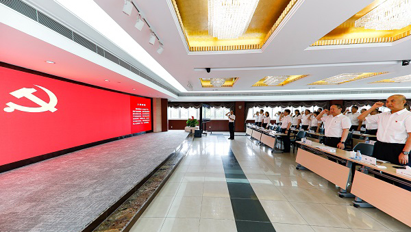 上海龙八国际召开庆祝建党104周年暨2024-2025年度“两优一先”表扬大会